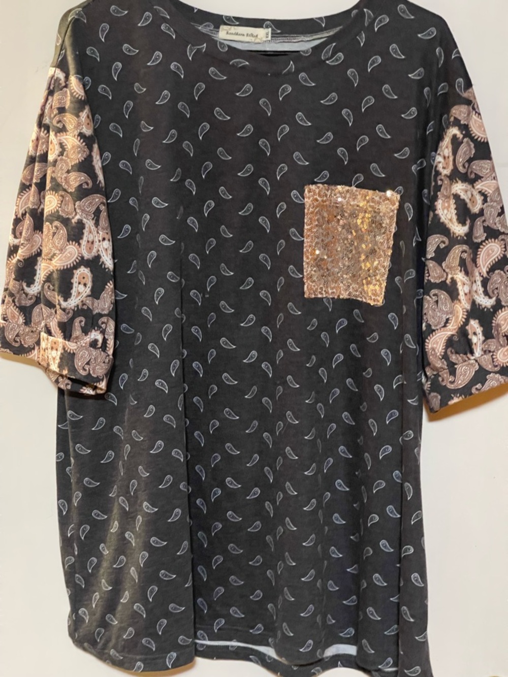 Signature Blend Sequin Pocket Paisley Tee - Black & Rose Gold